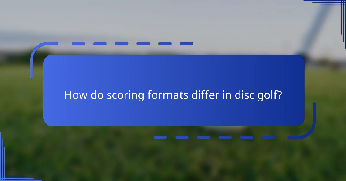 How do scoring formats differ in disc golf?