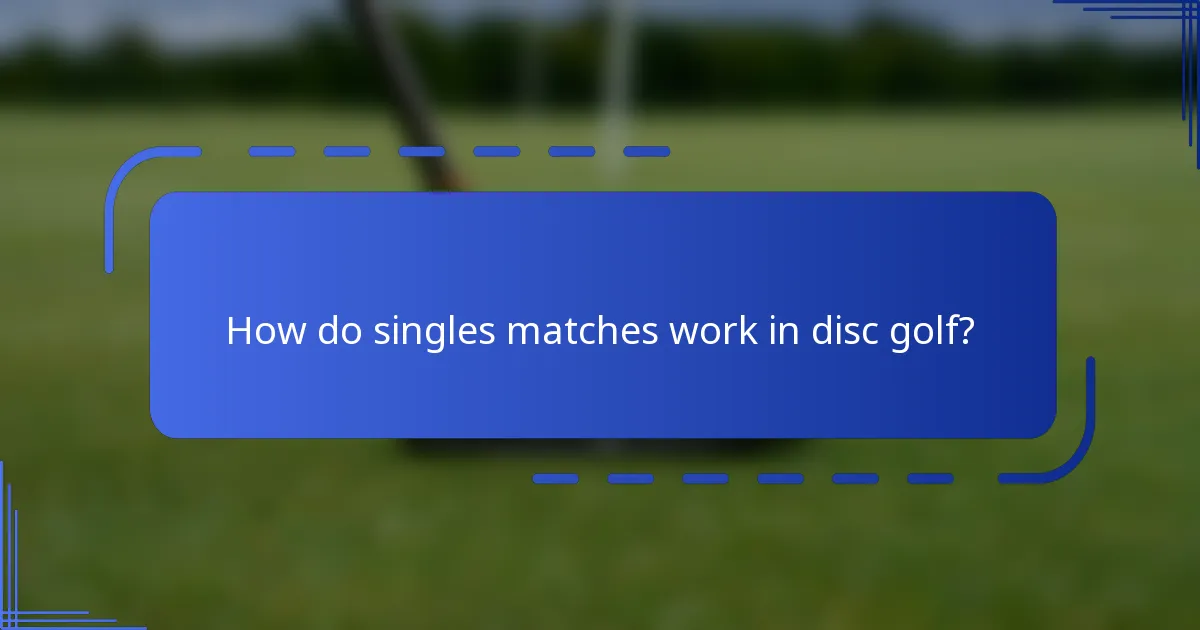 How do singles matches work in disc golf?