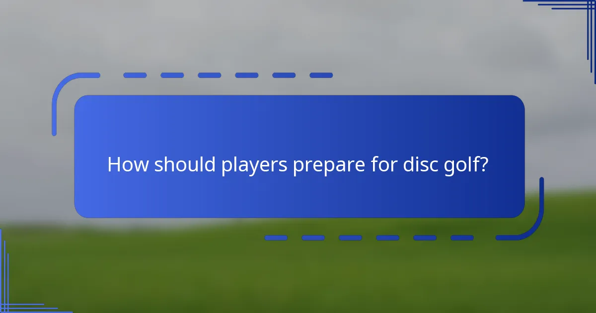 How should players prepare for disc golf?