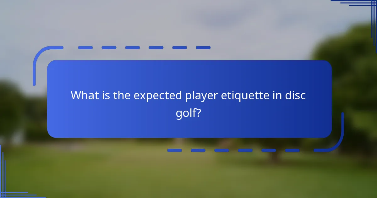What is the expected player etiquette in disc golf?